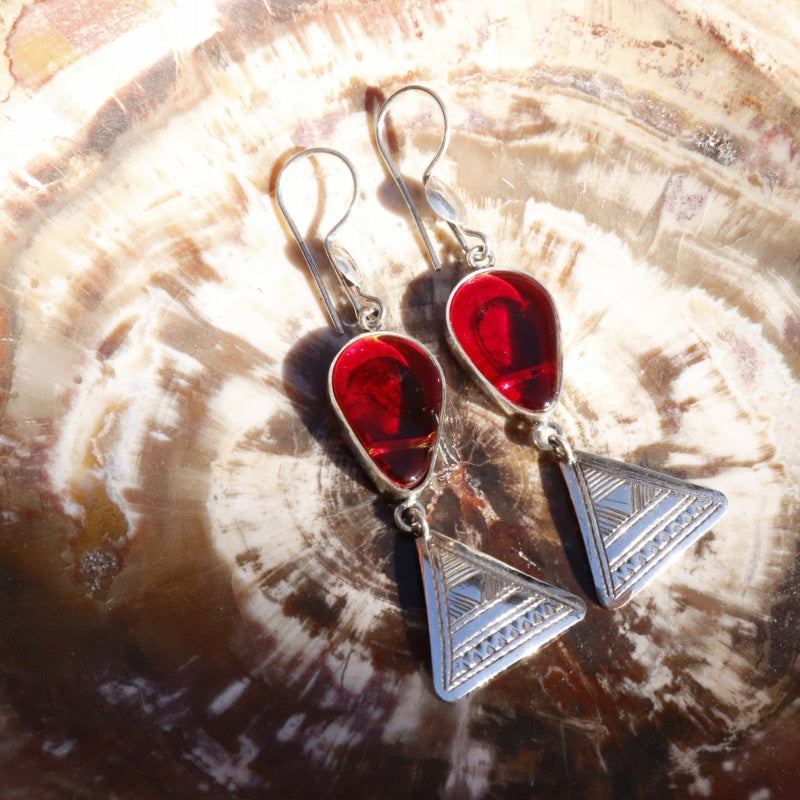 トゥアレグシルバーピアス トライアングル レッド | マンゴロベ