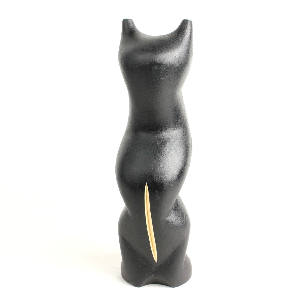 木の黒猫
