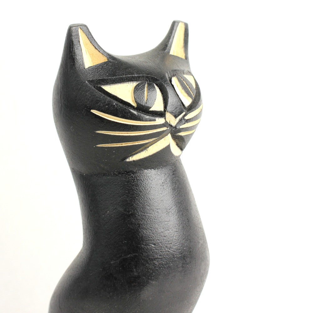木の黒猫
